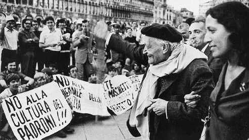 15 unga.jpg - 1968 Giuseppe Ungaretti saluta gli studenti in manifestazione.